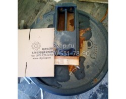 208-30-00300 Ленивец (Front Idler) Komatsu